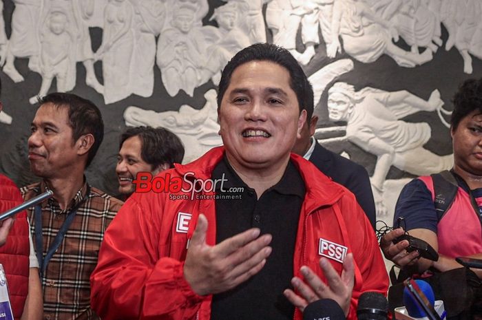 Ketua Umum PSSI, Erick Thohir, sedang memberikan keterangan kepada awak media di Stadion Madya, Senayan, Jakarta, Jumat (22/3/2024) malam.