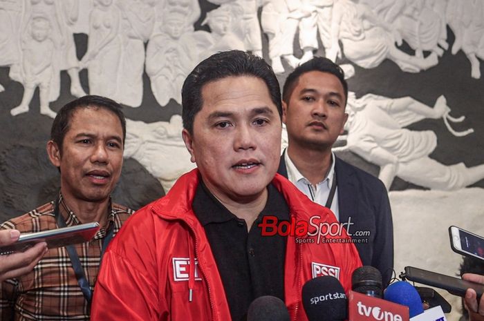 Ketua Umum PSSI, Erick Thohir, sedang memberikan keterangan kepada awak media di Stadion Madya, Senayan, Jakarta, Jumat (22/3/2024) malam.