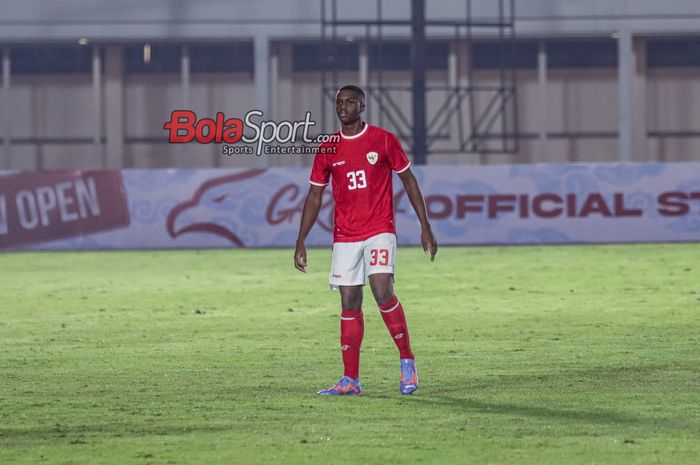 Bek timnas U-20 Indonesia, Meshaal Osman, sedang bertanding di Stadion Madya, Senayan, Jakarta, Jumat (22/3/2024) malam.