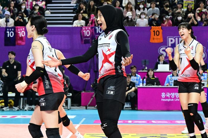 Megawati Hangestri Pertiwi melakukan selebrasi usai Daejeon JungKwanJang Red Sparks mencetak poin saat menghadapi Incheon Heungkuk Life Pink Spiders pada playoff Liga Voli Korea, Jumat, 22 Maret 2024