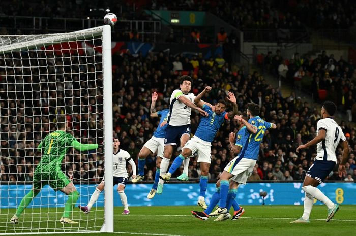 Duel Harry Maguire dan Danilo pada laga FIFA matchday antara timnas Inggris dan timnas Brasil di Stadion Wembley, Sabtu (23/3/2024).