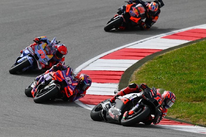 Dari depan: Maverick Vinales (Aprilia Racing), Jorge Martin (Prima Pramac Racing), Marc Marquez (Gresini Racing), dan Jack Miller (Red Bull KTM) bersaing di posisi depan pada Sprint MotoGP Portugal 2024 di Sirkuit Algarve, Portimao, Sabtu, 23 Maret 2024