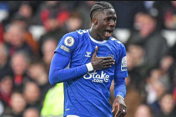 Gelandang Everton, Amadou Onana, menjadi incaran Barcelona.