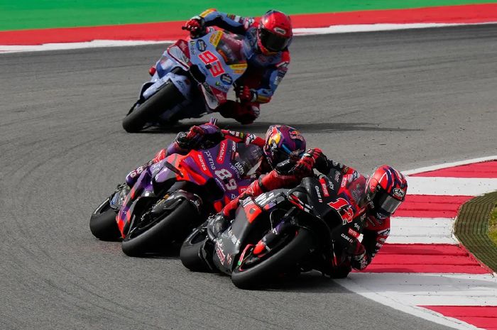 Dari depan, Maverick Vinales (Aprilia Racing), Jorge Martin (Prima Pramac Racing), dan Marc Marquez (Gresini Racing) pada sprint MotoGP Portugal 2024