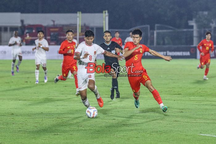 Arkhan Kaka (kiri) berduel dengan Peng Xiao (kanan) dalam laga uji coba timnas U-20 Indonesia versus timnas U-20 China di Stadion Madya, Senayan, Jakarta, Senin (25/3/2024) malam.