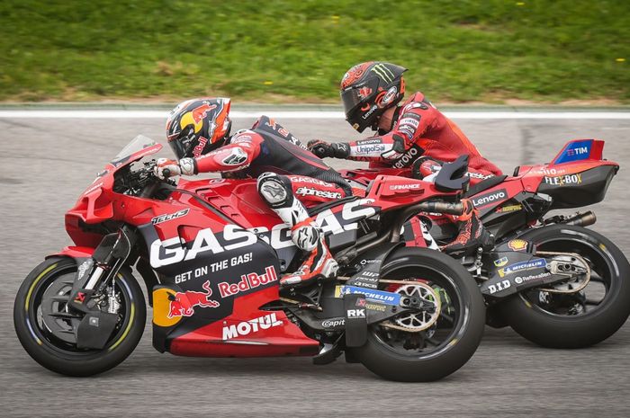 Pembalap rookie, Pedro Acosta (Red Bull GASGAS Tech3), saat menyalip Francesco Bagnaia (Ducati Lenovo) pada balapan MotoGP Portugal 2024.