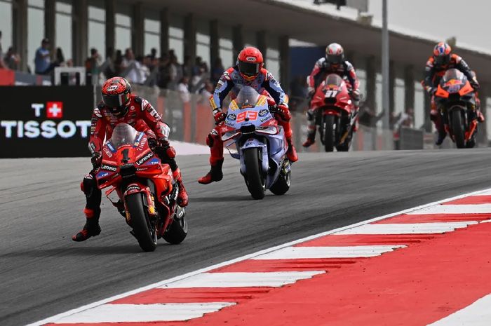 Francesco Bagnaia (Ducati Lenovo) dan Marc Marquez (Gresini Racing) pada balapan MotoGP Portugal 2024  di Sirkuit Algarve, Portimao, Minggu (24/3/2024)