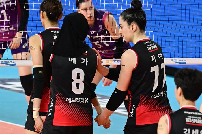 Megawati Hangestri Pertiwi dan Giovanna Milana saat memperkuat Daejeon JungKwanJang Red Sparks pada pertandingan menghadapi Incheon Heungkuk Life Pink Spiders dalam lanjutan playoff Liga Voli Korea 2023-2024 di Daejeon, Korea Selatan, 24 Maret 2024.