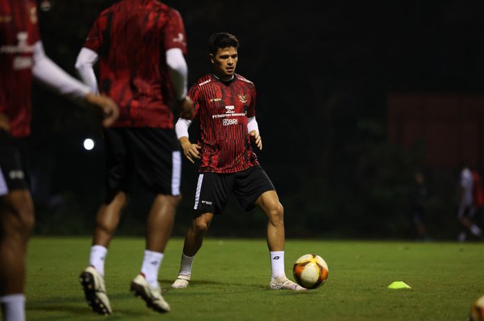 Ragnar Oratmangoen saat mengikuti latihan timnas Indonesia jelang lawan Vietnam di Kualifikasi Piala Dunia 2026 Zona Asia.