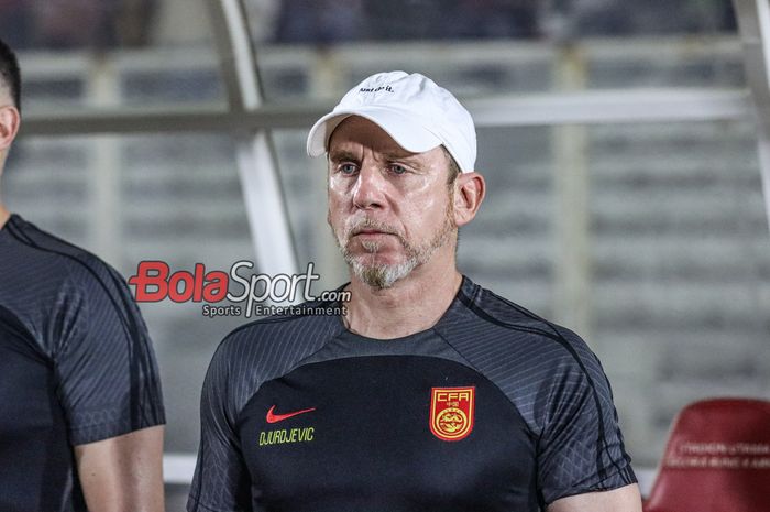 Pelatih timnas U-20 China, Dejan Djurdjevic, sedang memantau para pemainnya bertanding di Stadion Madya, Senayan, Jakarta, Senin (25/3/2024) malam.