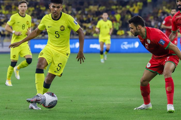 Aksi Azam Azmi saat laga Malaysia Vs Oman di Stadion Bukit Jalil, Kuala Lumpur, Selasa (26/3/2024).