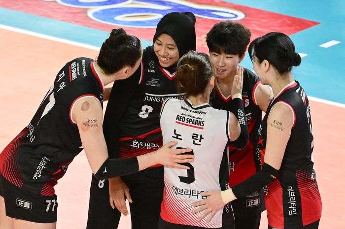 Pemain Daejeon JungKwanJang Red Sparks, dari kiri: Giovanna Milana, Megawati Hangestri Pertiwi, Noh Ran, Kim Se-in, dan Yeum Hye-son pada pertandingan kedua playoff Liga Voli Korea, Minggu, 24 Maret 2024