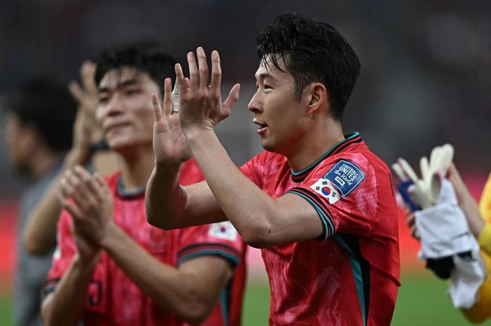 Son Heung-min memimpin timnas Korea Selatan mencundangi Thailand pada duel Kualifikasi Piala Dunia 2026 di Stadion Rajamangala, Bangkok (26/3/2024).