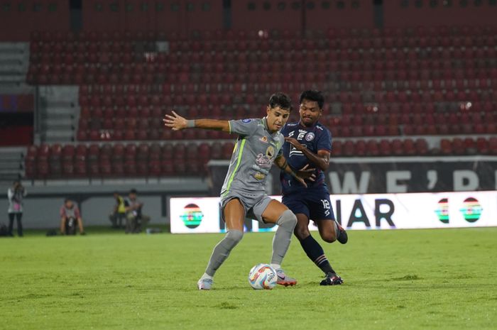 Suasana pertandingan Arema FC Vs Persebaya Surabaya dalam laga pekan ke-31 Liga 1 2023/2024 yang berlangsung di Stadion Kapten I Wayan Dipta, Gianyar, Rabu (27/3/2024).