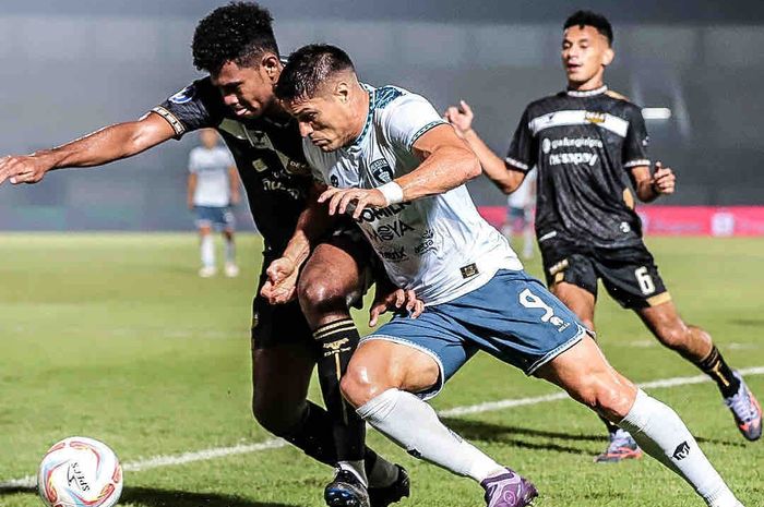 Suasana pertandingan Dewa United vs Persita pada laga pekan ke-30 Liga 1 2023-2024 di Stadion Indomilk Arena, Tangerang, Rabu (27/3/2024).