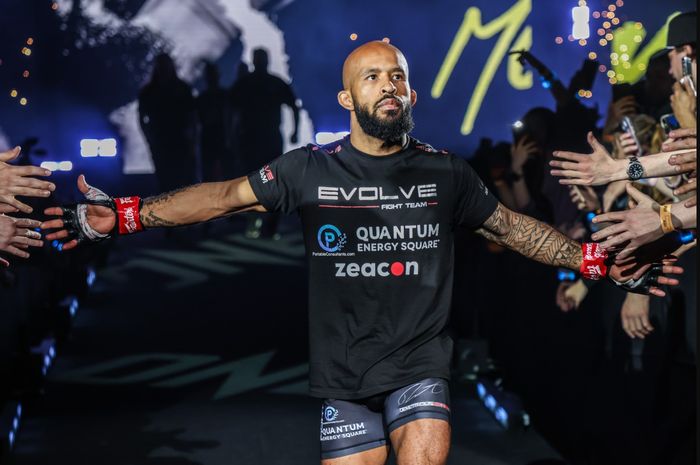 Juara kelas terbang MMA ONE Championship, Demetrious Johnson. 