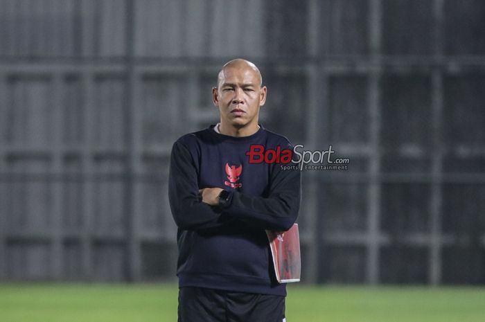 Pelatih timnas U-16 Indonesia, Nova Arianto, sedang melatih para pemainnya di Lapangan Latih JIS (Jakarta International Stadium), Jakarta Utara, Kamis (28/3/2024).