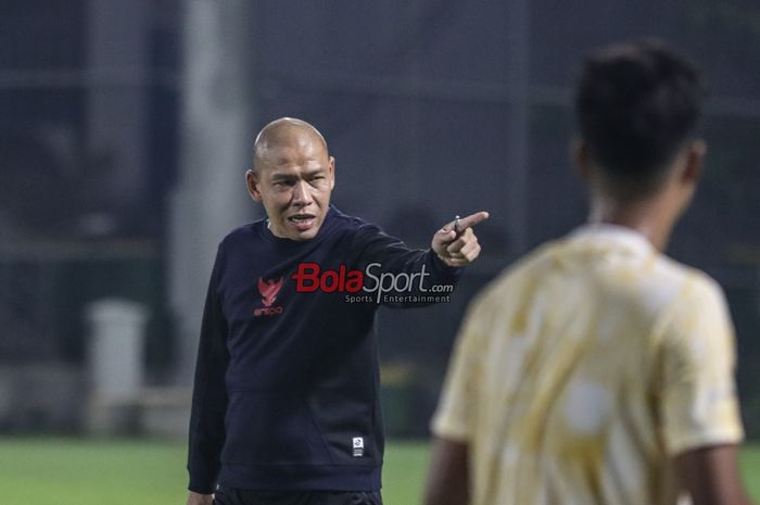 Pelatih timnas U-16 Indonesia, Nova Arianto, sedang melatih para pemainnya di Lapangan Latih JIS (Jakarta International Stadium), Jakarta Utara, Kamis (28/3/2024).