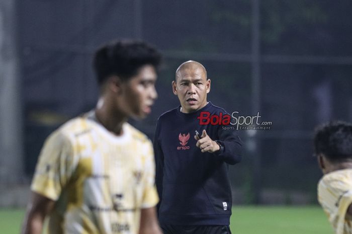 Pelatih timnas U-16 Indonesia, Nova Arianto, sedang melatih para pemainnya di Lapangan Latih JIS (Jakarta International Stadium), Jakarta Utara, Kamis (28/3/2024).