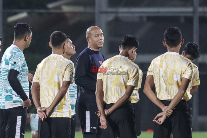 Pelatih timnas U-16 Indonesia, Nova Arianto, sedang melatih para pemainnya di Lapangan Latih JIS (Jakarta International Stadium), Jakarta Utara, Kamis (28/3/2024).