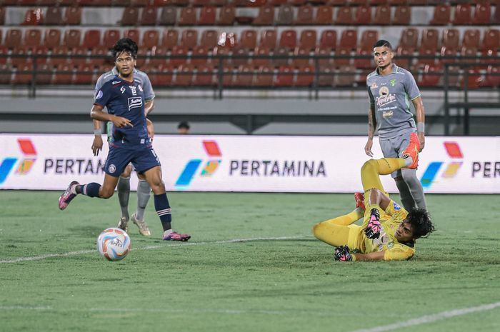 Penyelamatan Andhika Ramadhani pada laga lawan Arema FC di Stadion Kapten I Wayan Dipta, Gianyar, Rabu (27/3/2024)