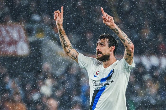 Francesco Acerbi saat merayakan gol pada laga Inter Milan di kandang AS Roma dalam lanjutan Liga Italia (10/2/2024).