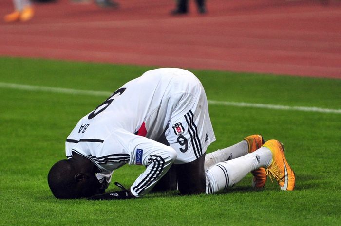 Eks penyerang Chelsea, Demba Ba, saat merayakan gol sambil bersujud di laga Besiktas vs Partizan (6/11/2014). Ba mengkritik keras Liga Prancis yang tidak memberikan izin pemain Muslim buka puasa di tengah pertandingan.