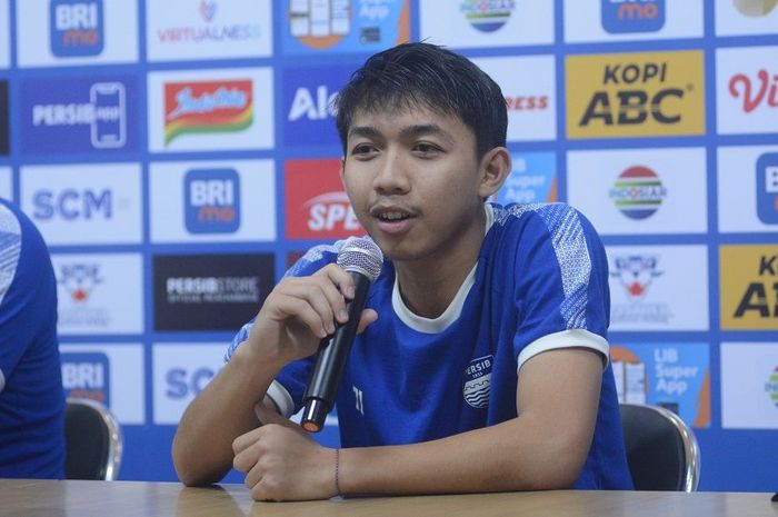 Pemain muda Persib Bandung, Adzikry Fadlillah, saat memberikan keterangan kepada media pasca duel melawan Bhayangkara FC, Kamis (28/3/2024).