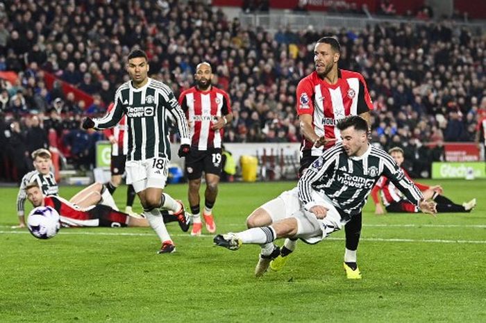 Gelandang Manchester United, Mason Mount, mencetak gol dalam laga melawan Brentford pada pekan ke-30 Liga Inggris, Sabtu (30/3/2024) di Gtech Community Stadium.