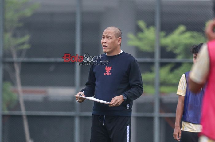 Pelatih timnas U-16 Indonesia, Nova Arianto, sedang memantau para pemainnya saat berlatih di Lapangan Latih JIS (Jakarta International Stadium), Jakarta Utara, Minggu (31/3/2024) sore.