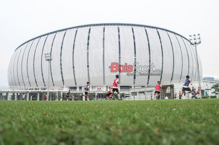 Suasana latihan Timnas U-16 Indonesia di Lapangan Latihan JIS (Jakarta International Stadium), Jakarta Utara, Minggu (31/3/2024) sore.