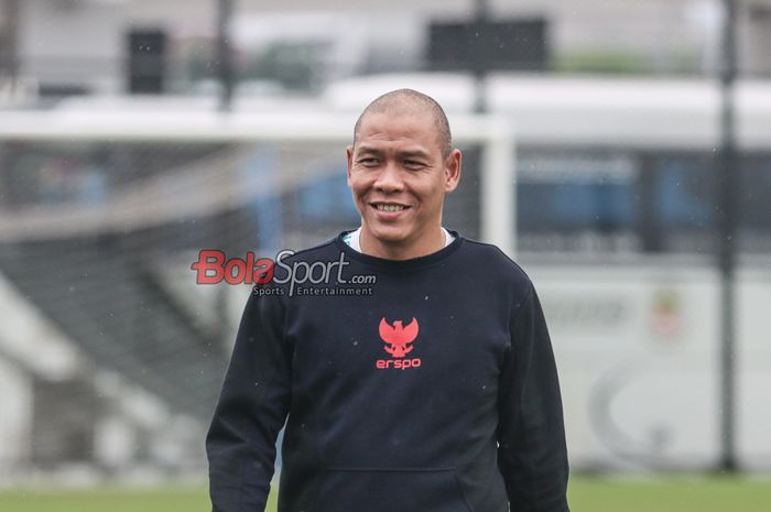 Pelatih timnas U-16 Indonesia, Nova Arianto, sedang memantau para pemainnya saat berlatih di Lapangan Latih JIS (Jakarta International Stadium), Jakarta Utara, Minggu (31/3/2024) sore.