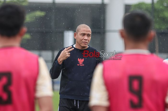 Pelatih timnas U-16 Indonesia, Nova Arianto, sedang memberikan intruksi kepada para pemainnya di Lapangan Latih JIS (Jakarta International Stadium), Jakarta Utara, Minggu (31/3/2024) sore.