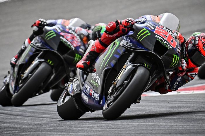 Pembalap Monster Energy Yamaha, Fabio Quartararo, berada di depan rekan setimnya, Alex Rins, dalam balapan MotoGP Portugal di Sirkuit Algarve, Portimao, Portugal, 24 Maret 2024.