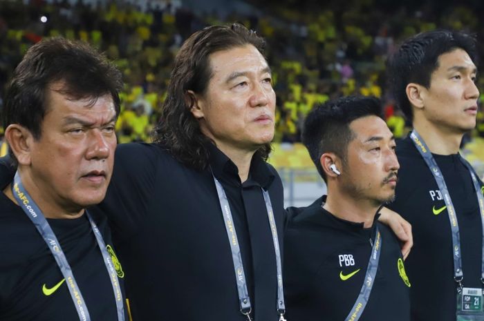 Kim Pan-gon (dua dari kiri) bersama staf kepelatihannya saat mendampingi Timnas Malaysia menghadapi Oman di Kualifikasi Piala Dunia 2026.