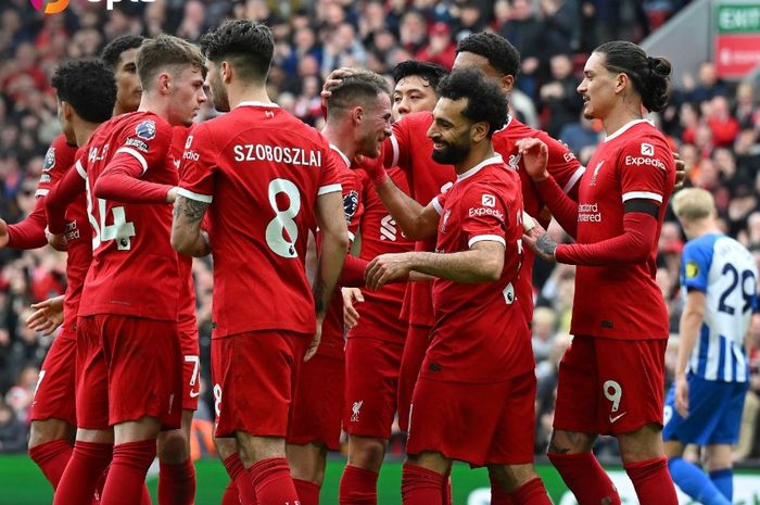 Mohamed Salah dan Alexis Mac Allister merayakan gol ke gawang Brighton and Hove Albion bersama dengan para pemain Liverpool di Stadion Anfield, Minggu (31/3/2024).