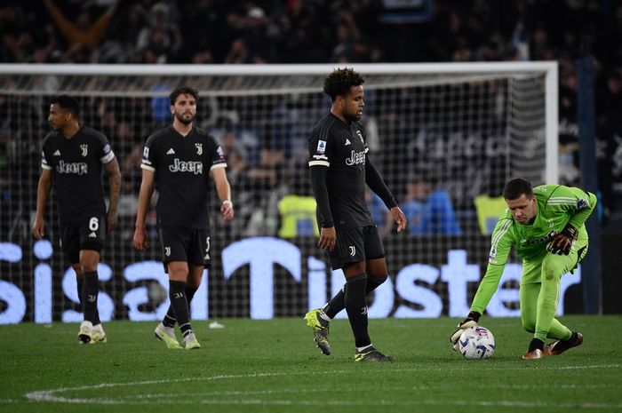 Para pemain Juventus lesu setelah tim asuhan Massimiliano Allegri dikalahkan Lazio dalam partai Liga Italia di Stadion Olimpico, Roma (30/3/2024).