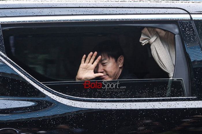 Pelatih timnas U-23 Indonesia, Shin Tae-yong, melambaikan tangan saat ditemui di Hotel Le Meredien, Sudirman, Jakarta, Senin (1/4/2024) siang.