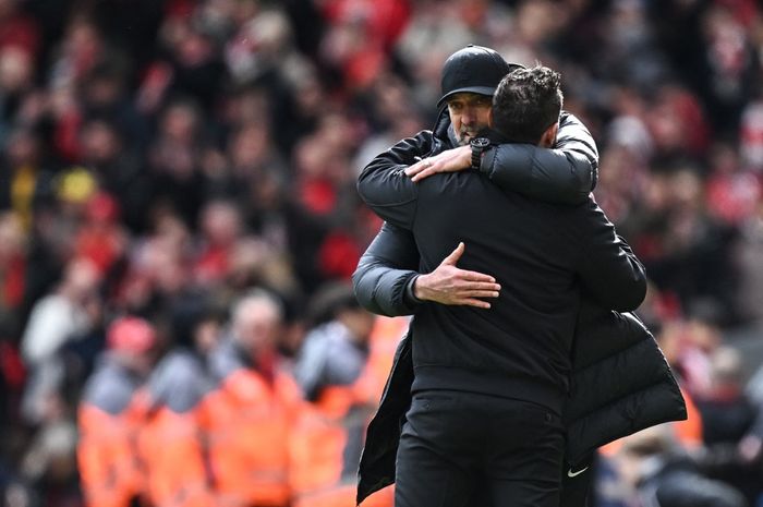 Juergen Klopp memeluk Roberto De Zerbi dalam duel Liverpool vs Brighton pada lanjutan Liga Inggris di Anfield (31/3/2024).