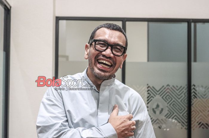 Anggota Komite Eksekutif (Exco) PSSI, Arya Sinulingga, sedang memberikan keterangan kepada awak media di GBK Arena, Senayan, Jakarta, Selasa (2/4/2024) malam.