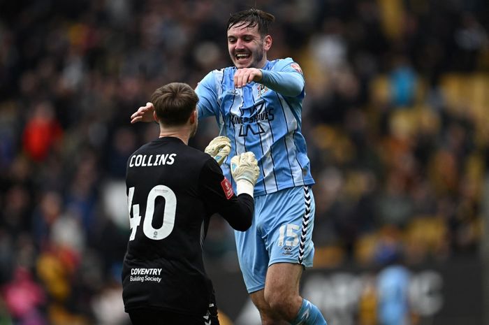 Liam Kitching beraksi bersama Coventry City.