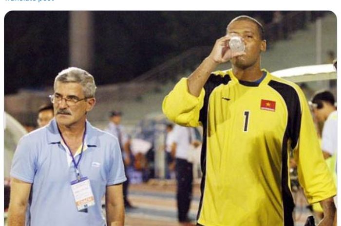 Mantan kiper naturalisasi Timnas Vietnam asal Brasil, Fabio Dos Santos (kanan) bersama pelatih Henrique Calisto.