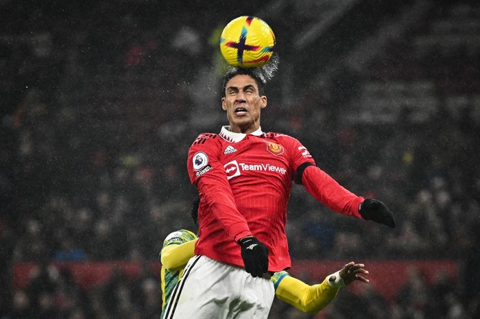 Raphael Varane saat beraksi menyundul bola dalam laga Man United vs Nottingham pada duel Liga Inggris di Old Trafford (27/12/2022).