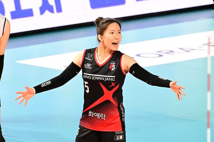 Libero senior Daejeon JungKwanJang Red Sparks, Noh Ran saat beraksi pada laga ketiga babak playoff Liga Voli Korea 2023-2024 saat melawan Incheon Heungkuk Life Pink Spiders