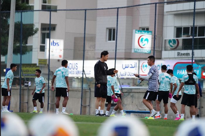 Shin Tae-yong saat memimpin sesi latihan timnas U-23 Indonesia.