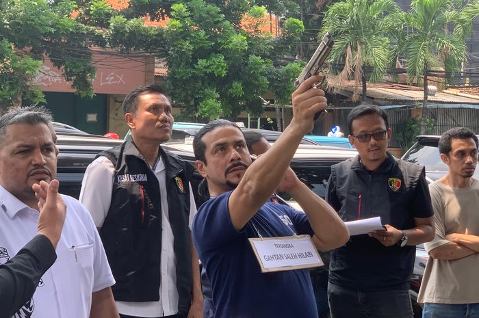 Gathan Saleh, menjalani rekonstruksi kasus penembakan di Jatinegara hari ini, Kamis (4/4/2024).