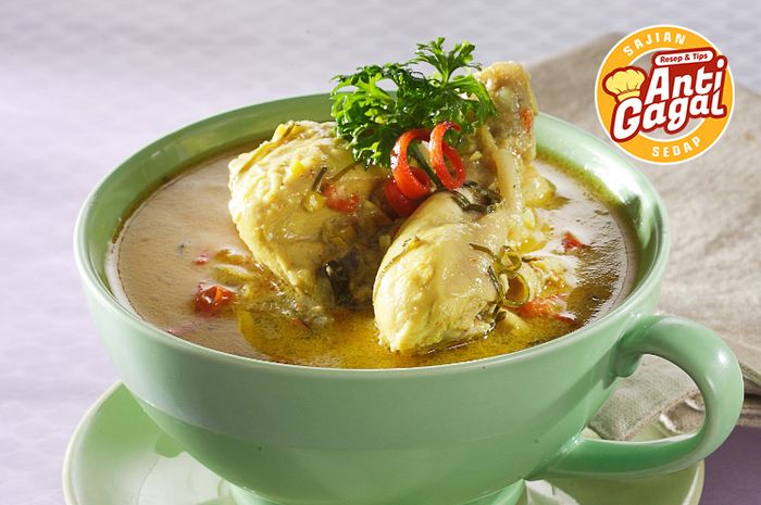 Hidangan gulai ayam daun mangkokan