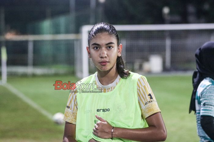 Claudia Scheunemann sedang berlatih bersama timnas wanita U-17 Indonesia di Lapangan B, Senayan, Jakarta, Jumat (5/4/2024) malam.