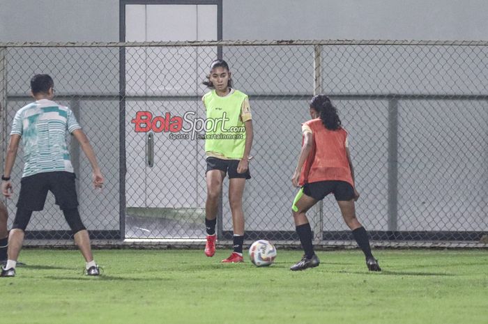 Claudia Scheunemann sedang berlatih bersama timnas wanita U-17 Indonesia di Lapangan B, Senayan, Jakarta, Jumat (5/4/2024) malam.