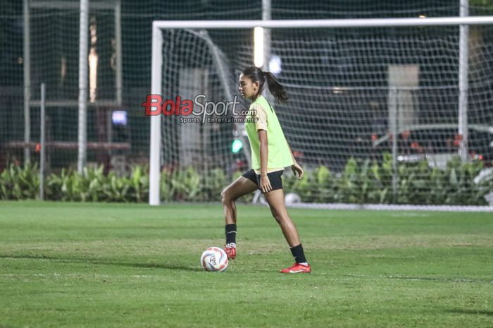 Claudia Scheunemann sedang berlatih bersama timnas wanita U-17 Indonesia di Lapangan B, Senayan, Jakarta, Jumat (5/4/2024) malam.